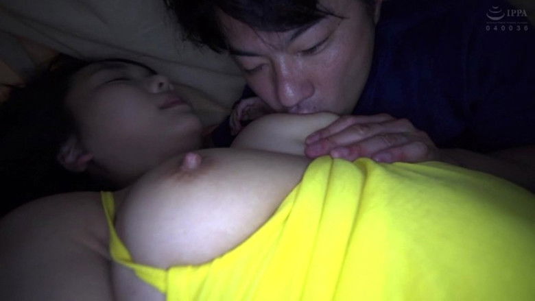 кадр из фильма えっ！！友達のカノジョが僕の布団の中に潜り込んできたっ？！「ねえ、しよっか？布団の中だったらバレないからしてもいいよ」3