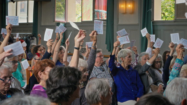 кадр из фильма TROP CHAUD – KlimaSeniorinnen vs. Switzerland