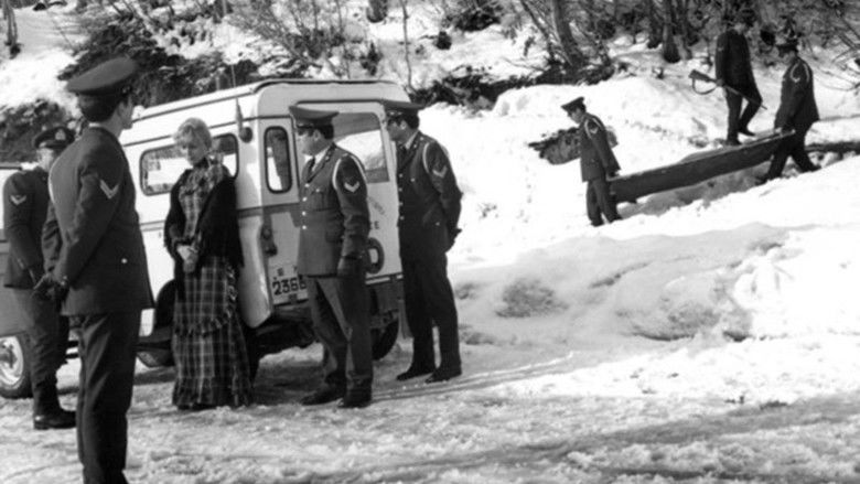 кадр из фильма Γυμνοί Στο Χιόνι