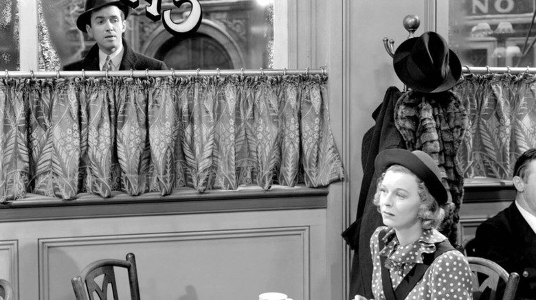 кадр из фильма Магазинчик за углом