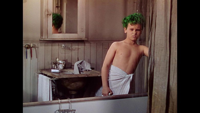 кадр из фильма Мальчик с зелеными волосами