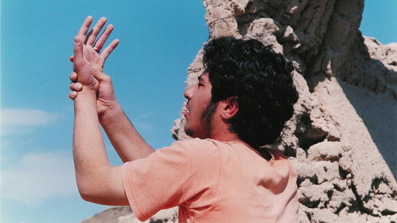 кадр из фильма Танцуя в пыли