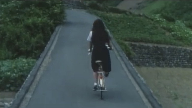 кадр из фильма 女高生 夏ひらく唇