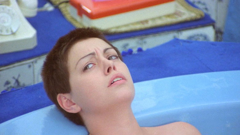 кадр из фильма Куколки за колючей проволокой