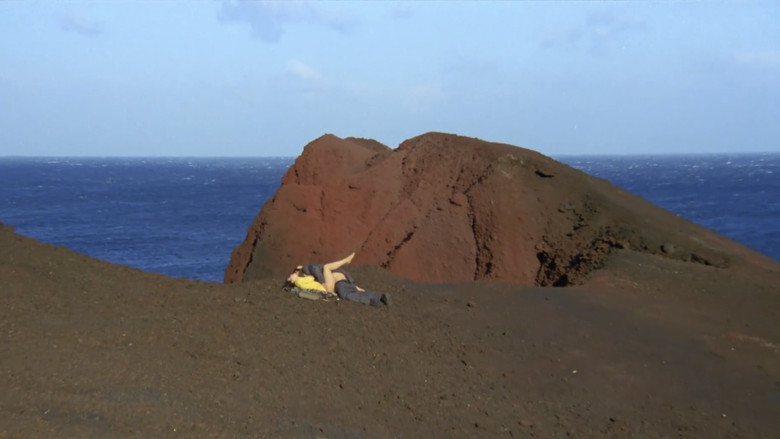 кадр из фильма 闇に抱かれて