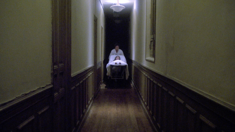 кадр из фильма Aquella casa en las afueras