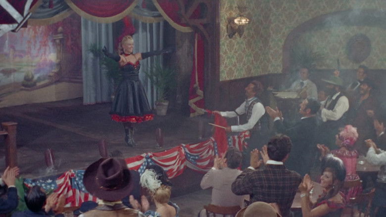 кадр из фильма Ради нескольких долларов