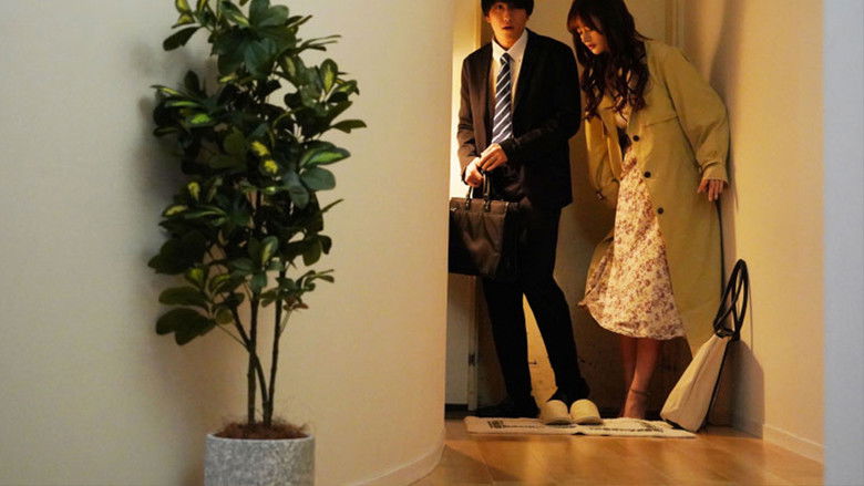 кадр из фильма 「えっ、先輩終電逃したの！？ウチ泊まります？」女子社員の誘いに乗ったらすっぴんと無防備な部屋着に僕は理性が吹っ飛び…