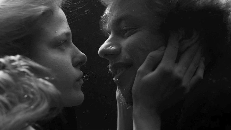 кадр из фильма Ноябрь