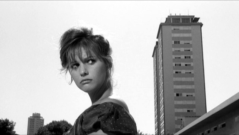 кадр из фильма Девушка с чемоданом