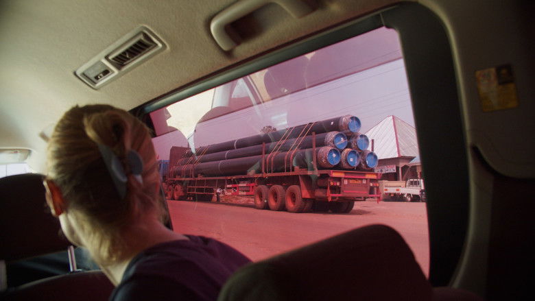 кадр из фильма Pipeline - PFA Pensions oliespor gennem Uganda