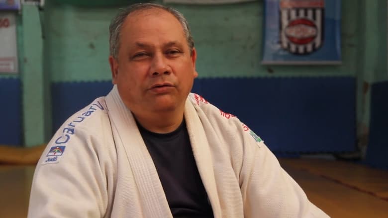 кадр из фильма Mãos de Pedra