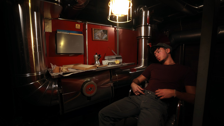 кадр из фильма The Machine