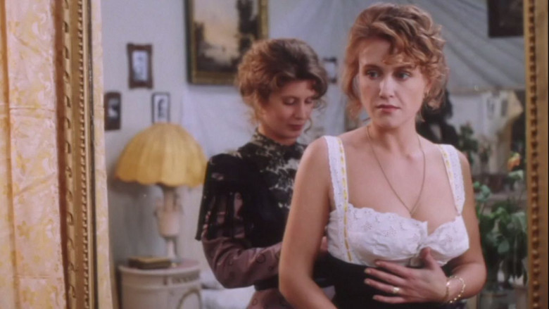 кадр из фильма Чёрная Вуаль