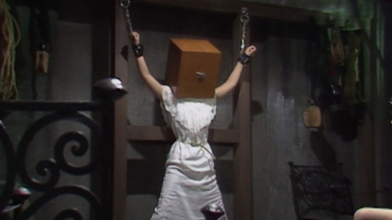 кадр из фильма Женщина в ящике: Девственная жертва