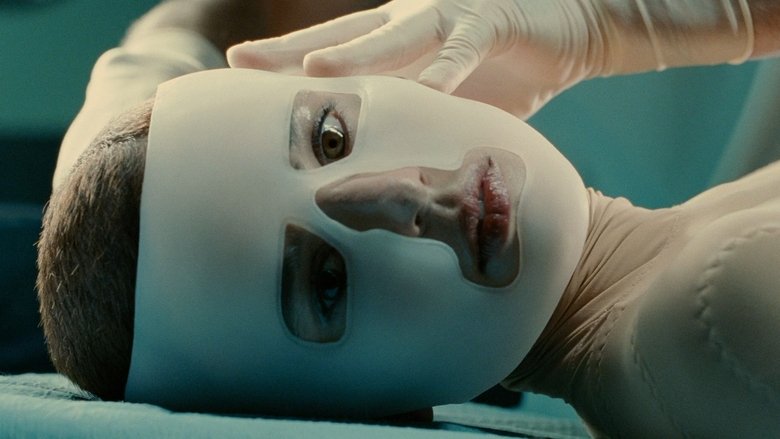 кадр из фильма Кожа, в которой я живу