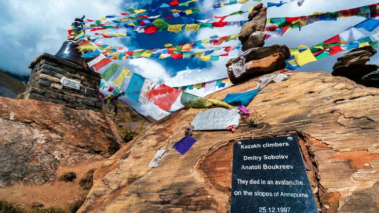 кадр из фильма Непокоренная вершина