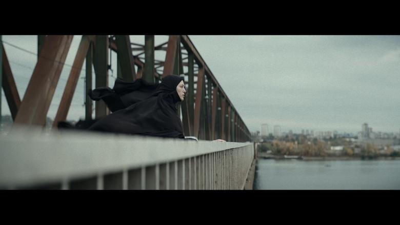 кадр из фильма Между Богами