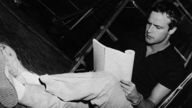 кадр из фильма Послушай меня, Марлон