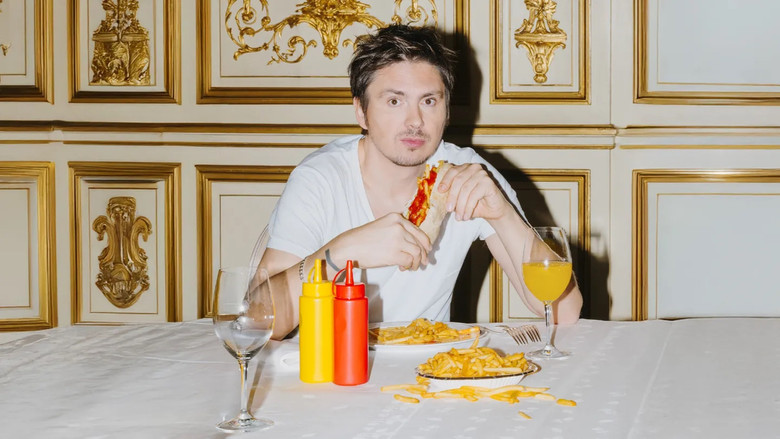 кадр из фильма Guillermo Guiz - La formidable ascension sociale temporaire de Guy Verstraeten