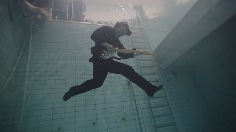 кадр из фильма 더 영 맨 앤드 더 딥 씨 (비투비 임현식)