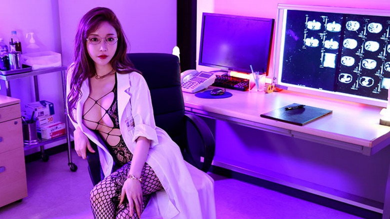 кадр из фильма 催●痴女クリニック 頭バグらせ囁き淫語と膣奥ぎゅんぎゅん馬乗り騎乗位で中出し誘導 早漏バカチ●ポにさせる美人女医 あなただけに送るスペシャルED改善治療15発射精 七瀬アリス