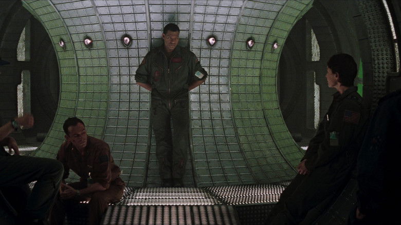 кадр из фильма Сквозь горизонт