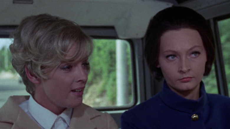 кадр из фильма Голая... если мертвая