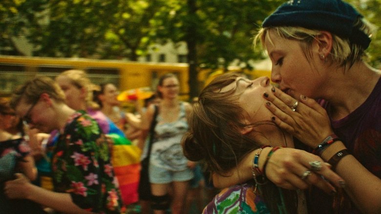 кадр из фильма Кокон