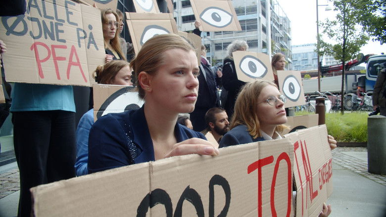 кадр из фильма Pipeline - PFA Pensions oliespor gennem Uganda