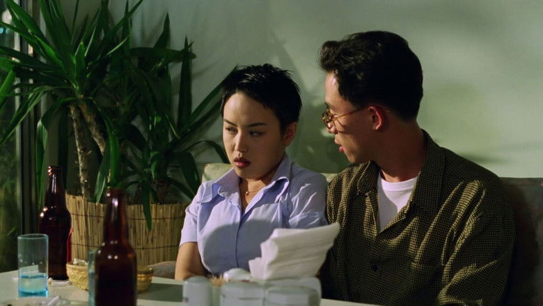 кадр из фильма Отель «Птичья клетка»