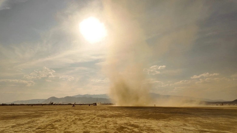кадр из фильма Burning Man, le désert de tous les possibles