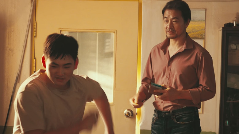 кадр из фильма 천국은 없다