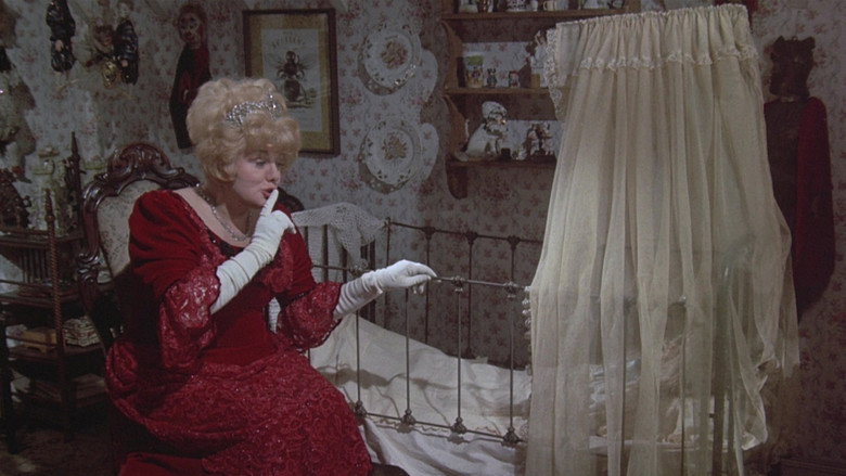 кадр из фильма Кто прикончил тетушку Ру?