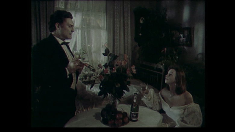 кадр из фильма О безумной любви, снайпере и космонавте