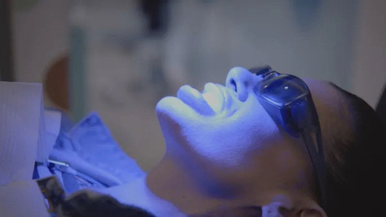 кадр из фильма Des dents blanches... au rire jaune !