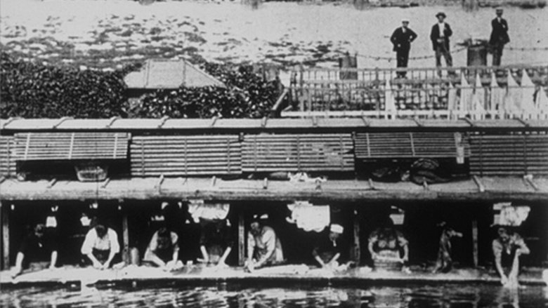 кадр из фильма Laveuses sur la rivière