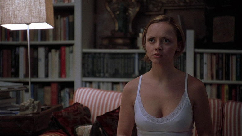 кадр из фильма Город проклятых