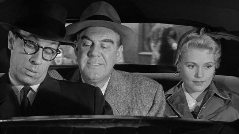 кадр из фильма «Кадиллак» из чистого золота