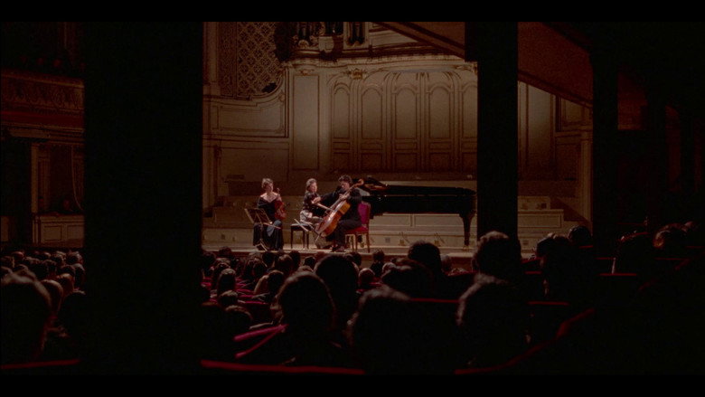 кадр из фильма La Crise