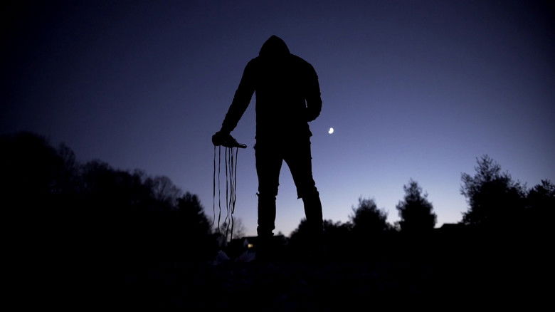 кадр из фильма Резня на кладбище