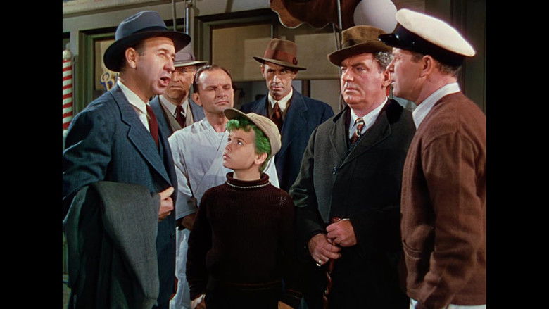 кадр из фильма Мальчик с зелеными волосами