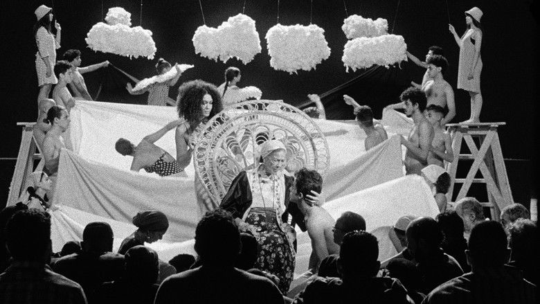 кадр из фильма К востоку от полудня