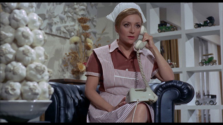 кадр из фильма Las que tienen que servir