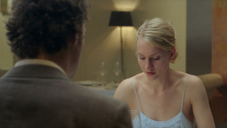 кадр из фильма Неуместный человек