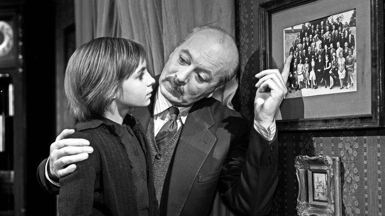 кадр из фильма Свидетельство о рождении