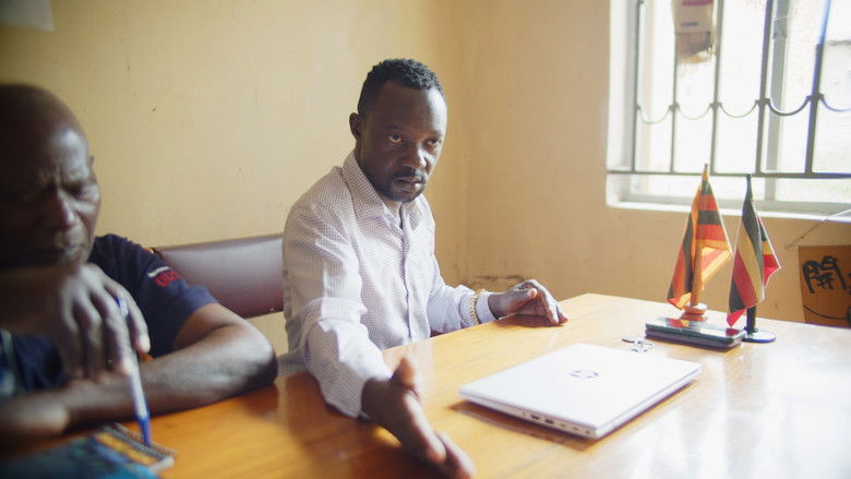 кадр из фильма Pipeline - PFA Pensions oliespor gennem Uganda