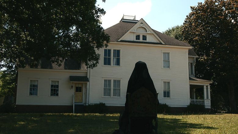 кадр из фильма Женщина во дворе