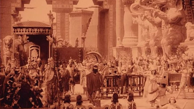 кадр из фильма Нетерпимость