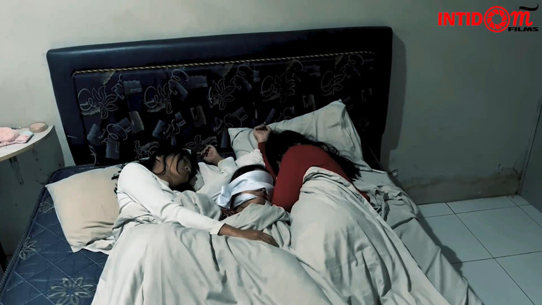 кадр из фильма Di Tengah Dua Saudari 3